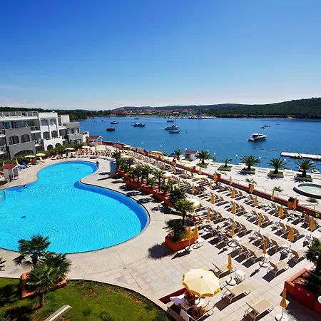Family Del Mar Aparthotel Banjole